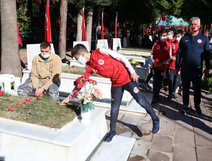 Antalyaspor U12 takımı 18 Mart sebebiyle Şehitliği ziyaret etti G2