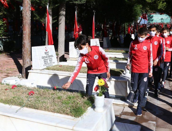 Antalyaspor U12 takımı 18 Mart sebebiyle Şehitliği ziyaret etti G3