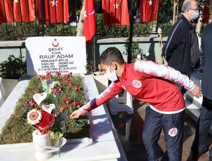 Antalyaspor U12 takımı 18 Mart sebebiyle Şehitliği ziyaret etti G4