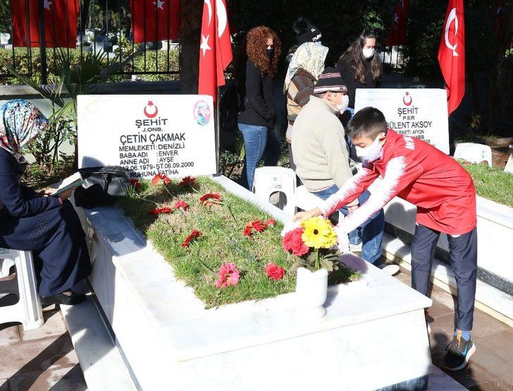 Antalyaspor U12 takımı 18 Mart sebebiyle Şehitliği ziyaret etti G5