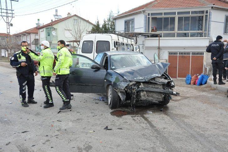 Otomobil ile minibüs çarpıştı: 4 yaralı G2