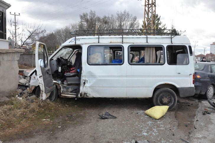 Otomobil ile minibüs çarpıştı: 4 yaralı G3