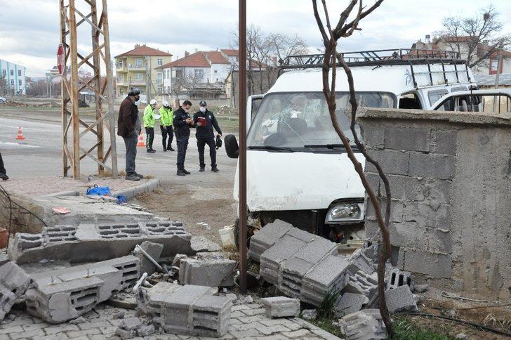 Otomobil ile minibüs çarpıştı: 4 yaralı G4