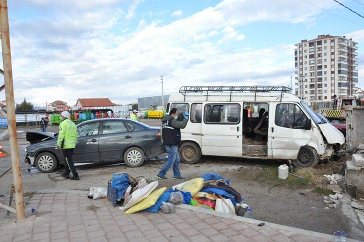 Otomobil ile minibüs çarpıştı: 4 yaralı G5