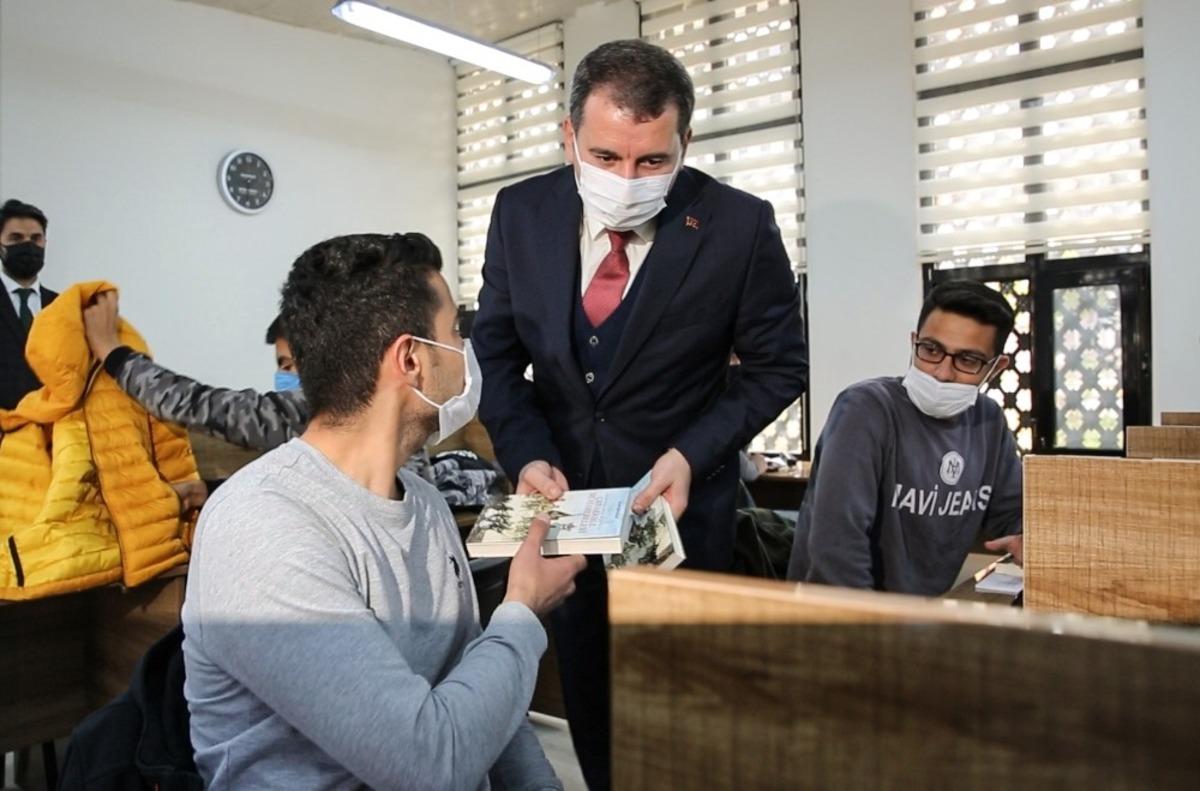 Şanlıurfa&rsquo;da gen&ccedil;lere anlamlı hediye