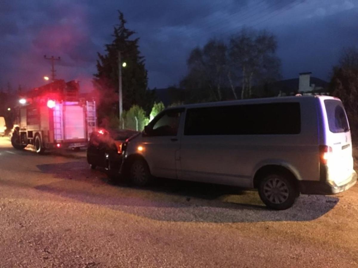 Kamyonet ile otomobil kafa kaya &ccedil;arpıştı, 2 kişi yaralandı