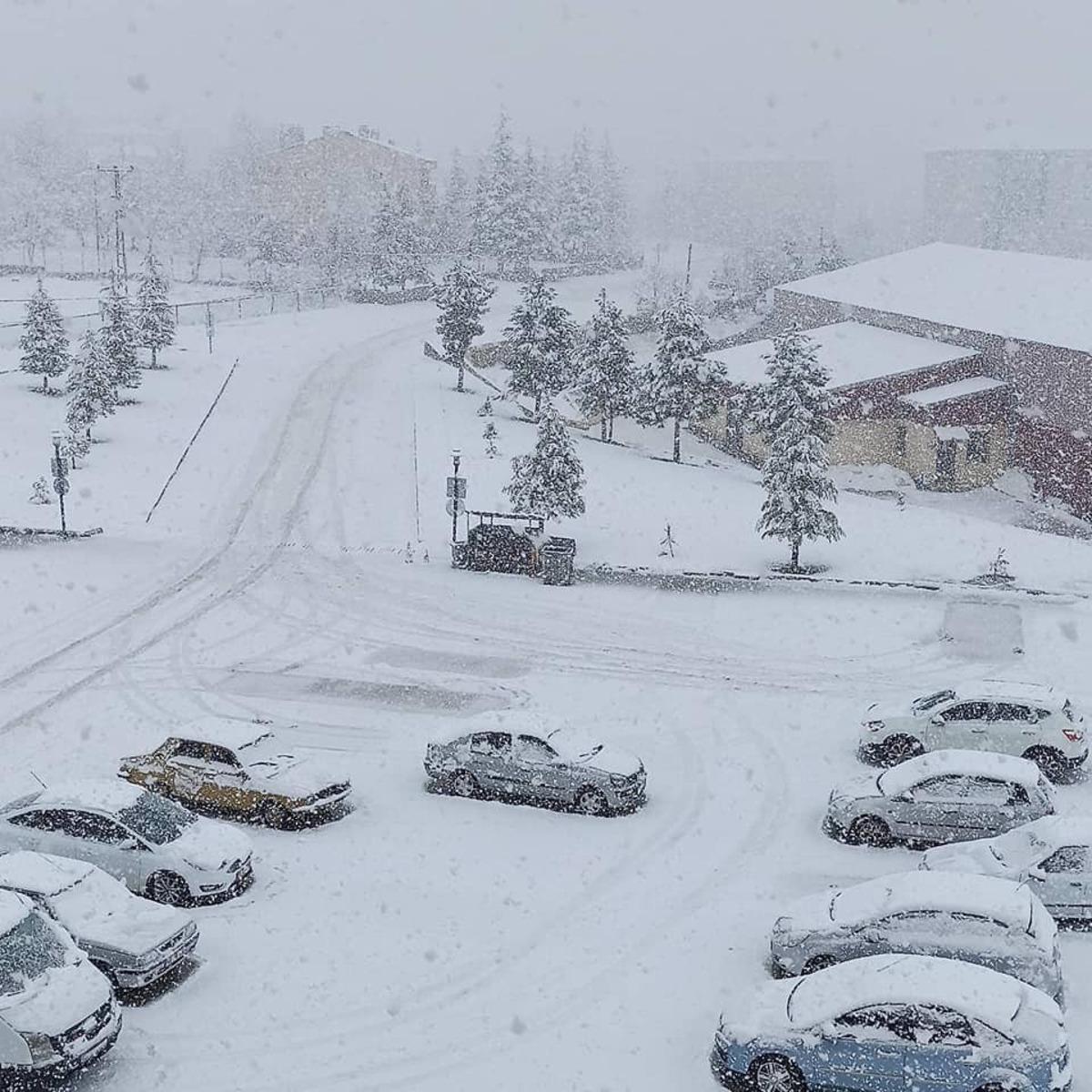 Adana&rsquo;nın kuzey il&ccedil;eleri beyaza b&uuml;r&uuml;nd&uuml;
