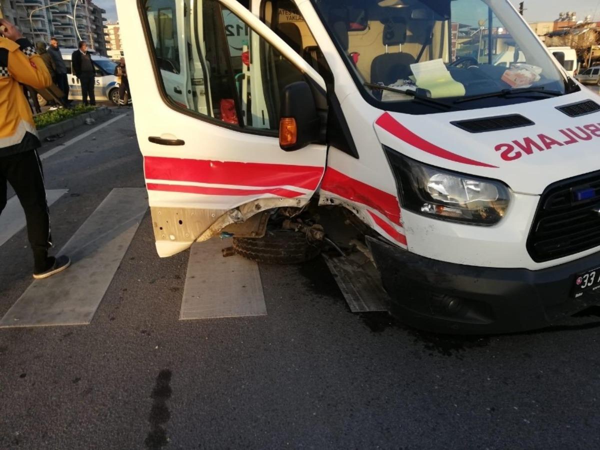 Mersin&rsquo;de ambulans ile otomobil &ccedil;arpıştı: 1 yaralı