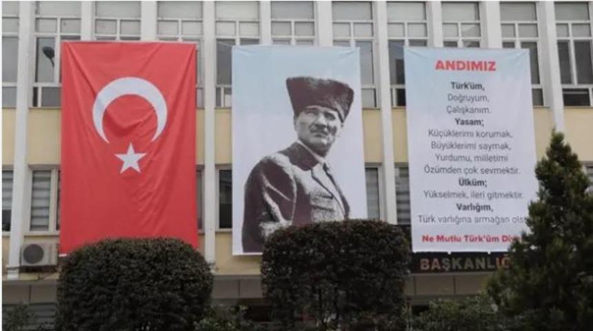 Kırklareli Belediye binasına 'Andımız' pankartı asıldı