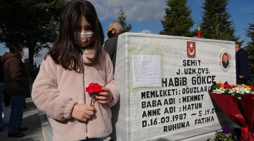 Yürek sızlatan anlar: Şehit babasının mezarına yazdığı mektubu astı