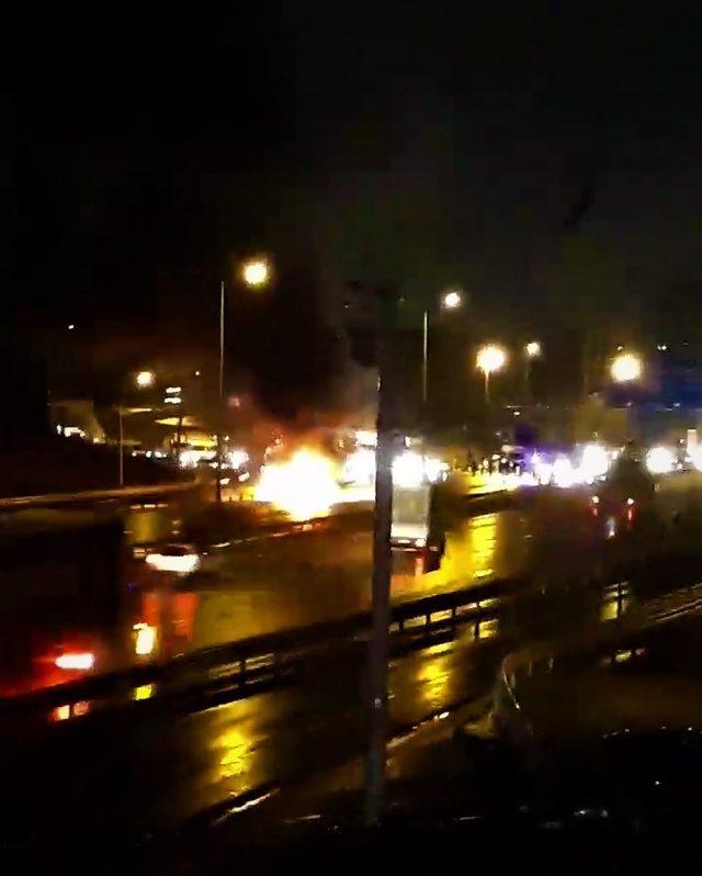 Servis minib&uuml;s&uuml; D-100&rsquo;de alev topuna d&ouml;nd&uuml; 1