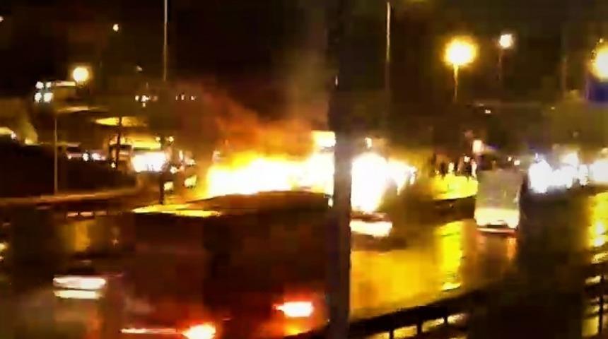 Servis minib&uuml;s&uuml; D-100&rsquo;de alev topuna d&ouml;nd&uuml;