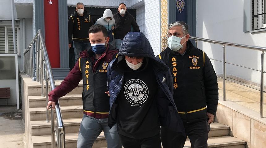 Bursa'da PTT şubesinden silahlı soygun yapan 2 ş&uuml;pheli tutuklandı
