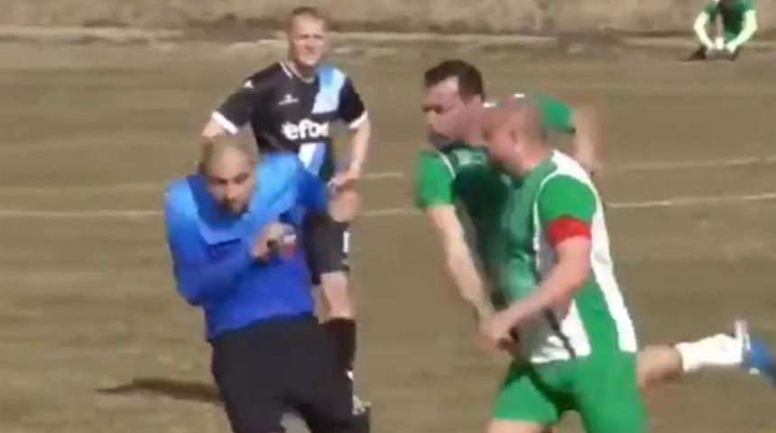 Bulgaristan'da futbolculardan hakeme saldırı