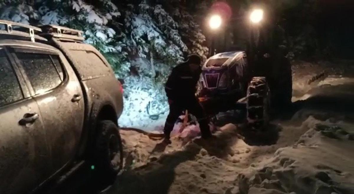 Mahsur kalan 3 gen&ccedil;, k&ouml;yl&uuml;ler tarafından 7 saat sonra kurtarıldı