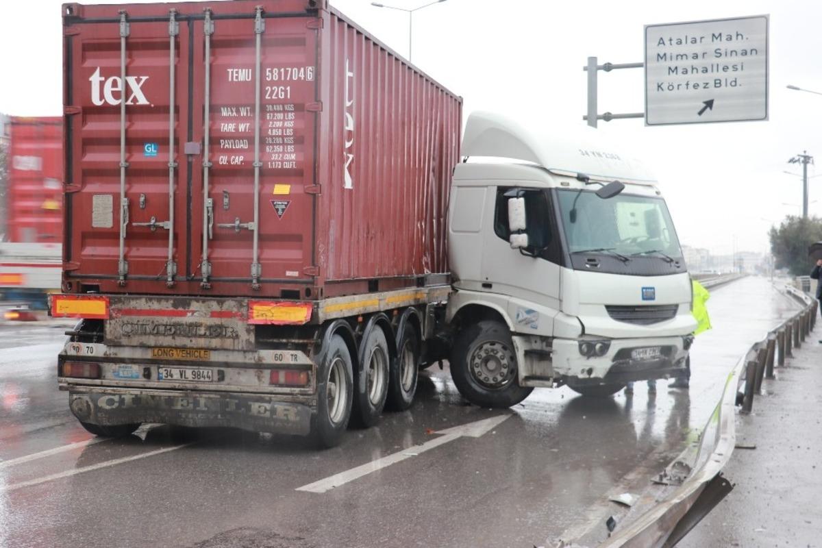Bariyerlere &ccedil;arpan tırın s&uuml;r&uuml;c&uuml;s&uuml; burnu bile kanamadan kurtuldu