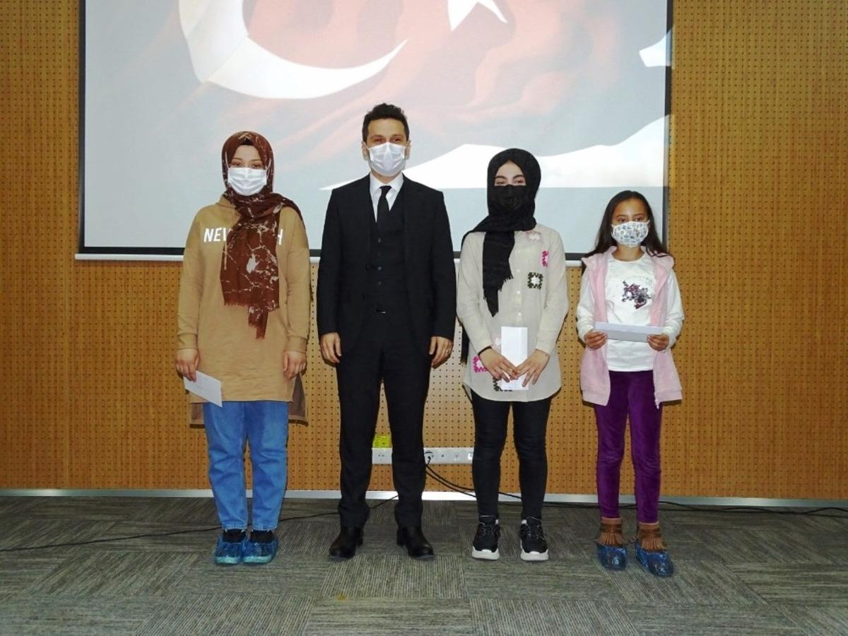 Dereceye giren &ouml;ğrencilere &ouml;d&uuml;l