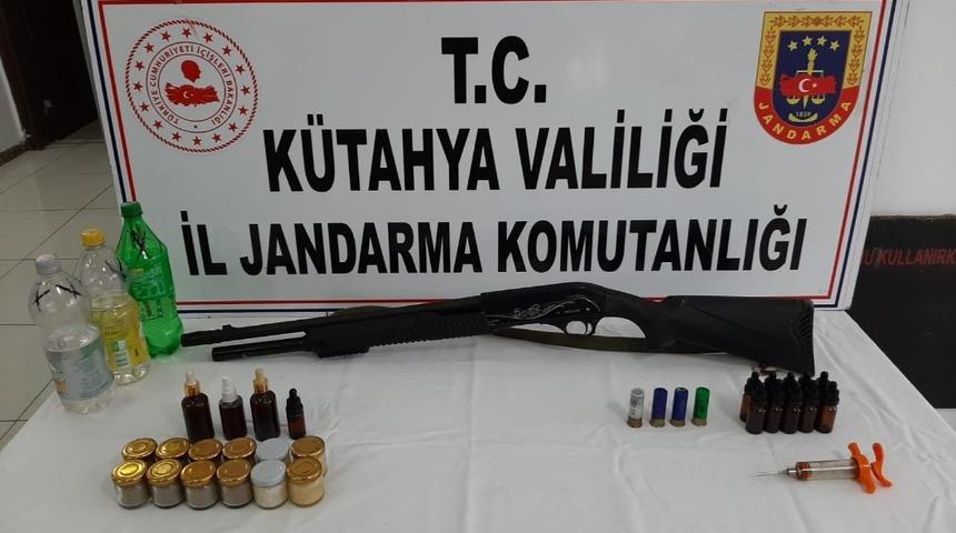 Kütahya’da cinsel içerikli ürünler ve ruhsatsız av tüfeği ele geçirildi