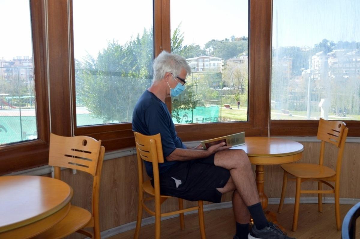 Bu kafede kitap okuyana &ccedil;ay &uuml;cretsiz