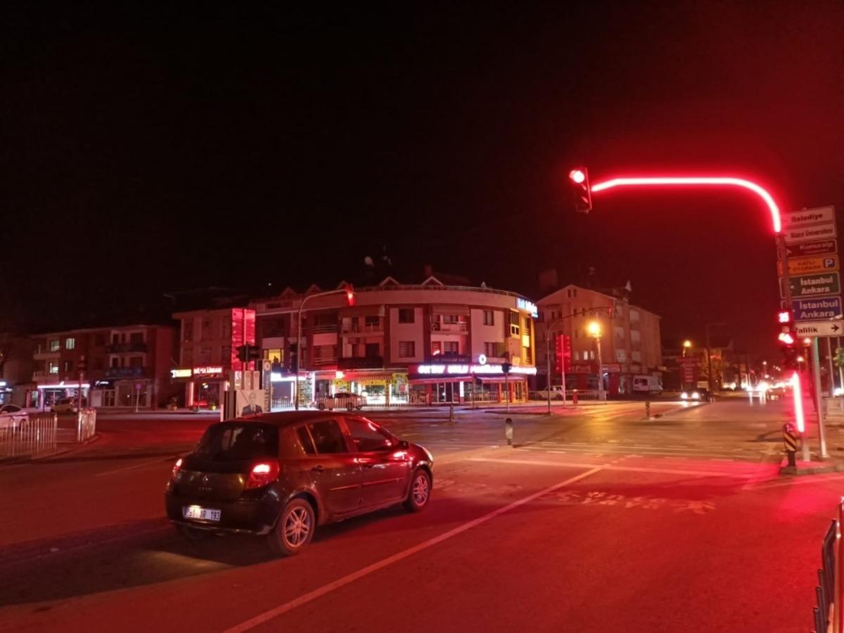 D&uuml;zce&rsquo;de trafik lambalarına led ışık