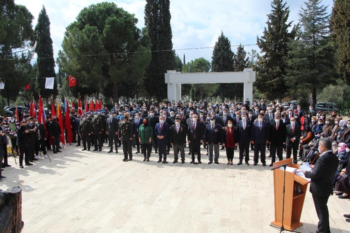 &Ccedil;anakkale Zaferinin 106. yıld&ouml;n&uuml;m&uuml;nde şehitler unutulmadı