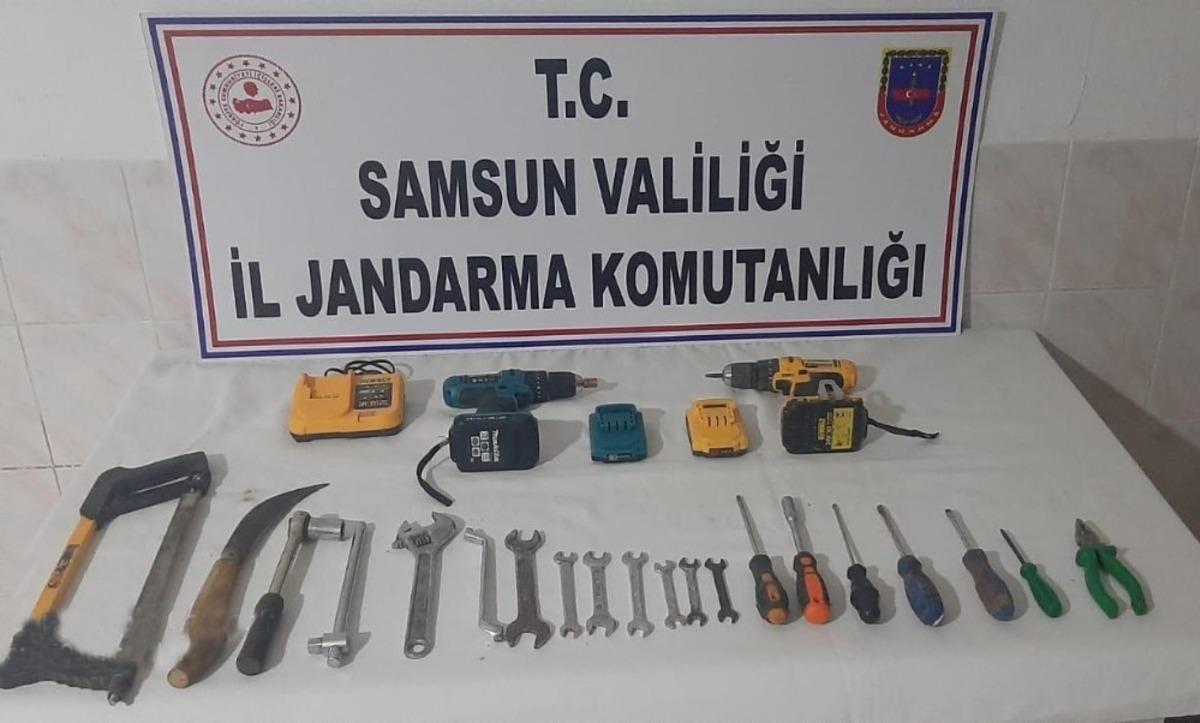 Bafra&rsquo;da eski t&uuml;t&uuml;n deposunun &ccedil;atısını s&ouml;kmeye &ccedil;alışan 5 kişi yakalandı