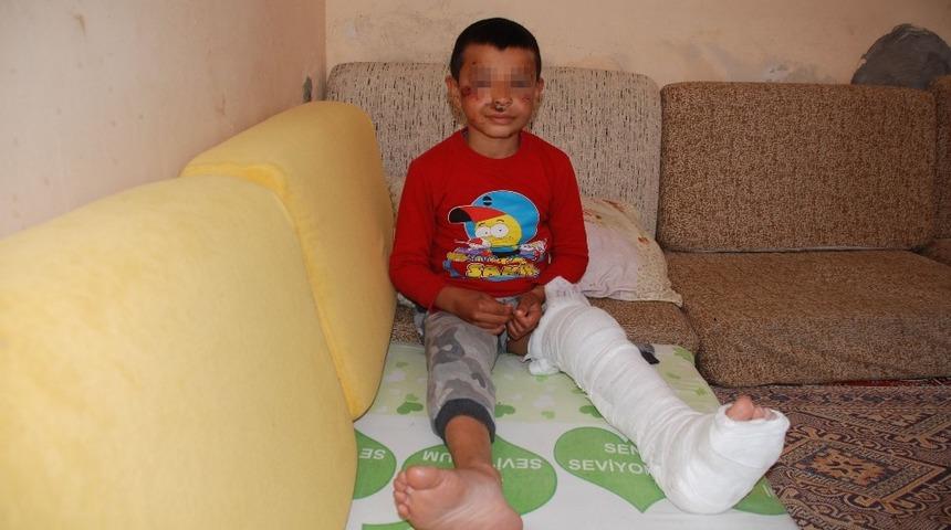 Arabanın altında kaldı, &ouml;l&uuml;mden kıl payı kurtuldu