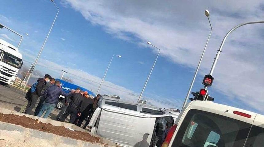 Kırmızı ışığı ihlal eden tır, araca &ccedil;arptı: 2&rsquo;si ağır 4 yaralı