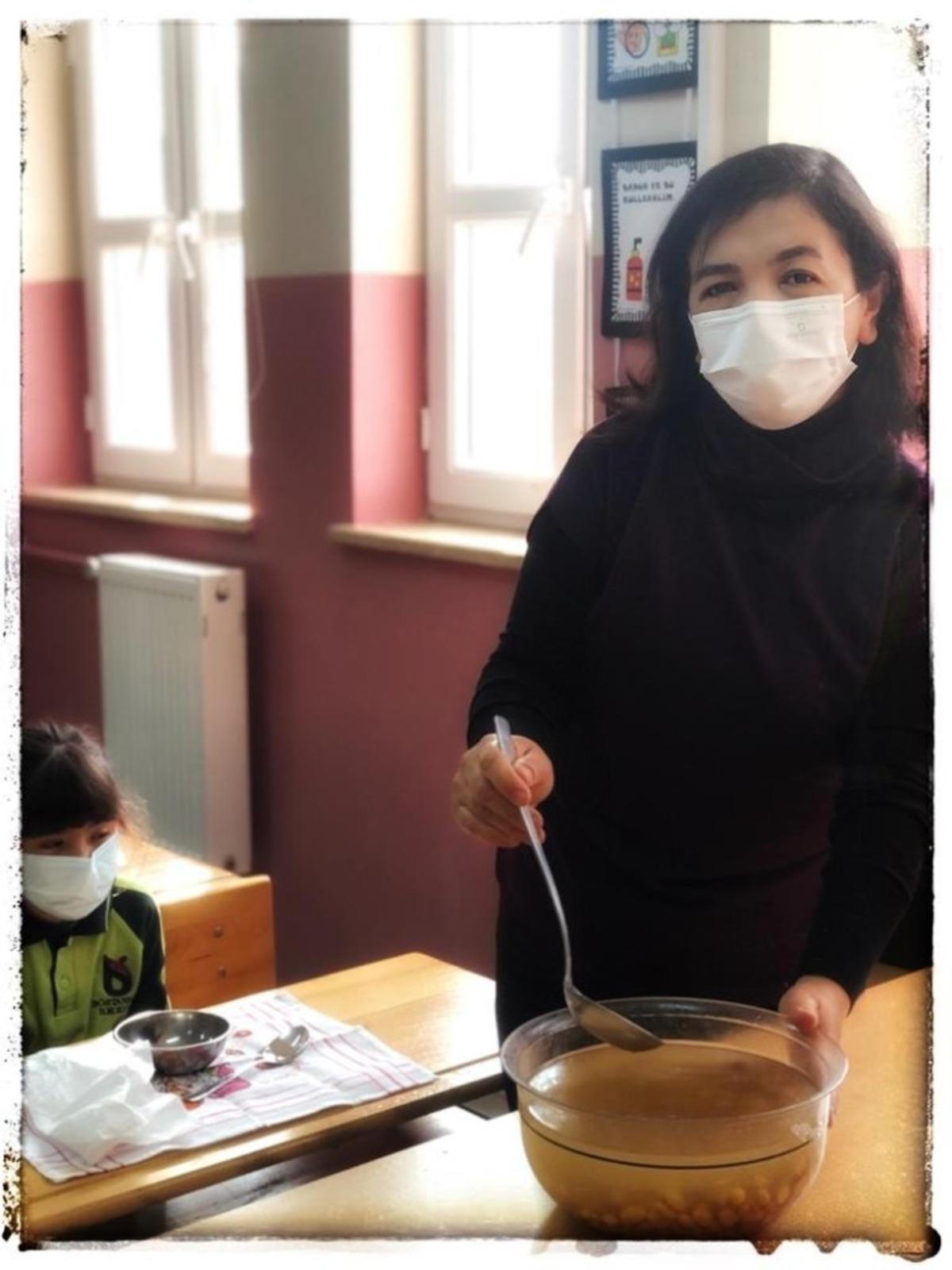 Atalarına empati i&ccedil;in &uuml;z&uuml;m hoşafı i&ccedil;tiler