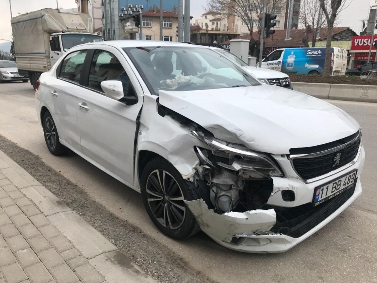 İki otomobil kavşakta &ccedil;arpıştı