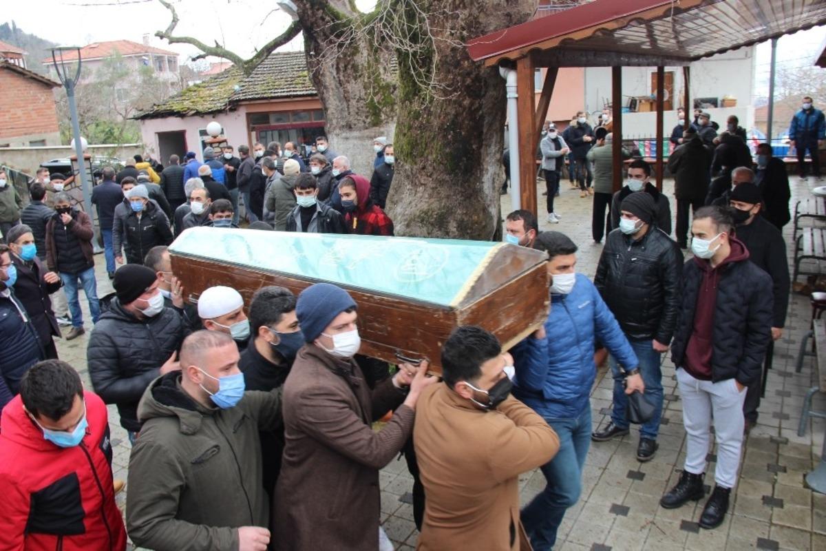 Barakada &ouml;ld&uuml;r&uuml;len şahıs g&ouml;zyaşlarıyla toprağa verildi