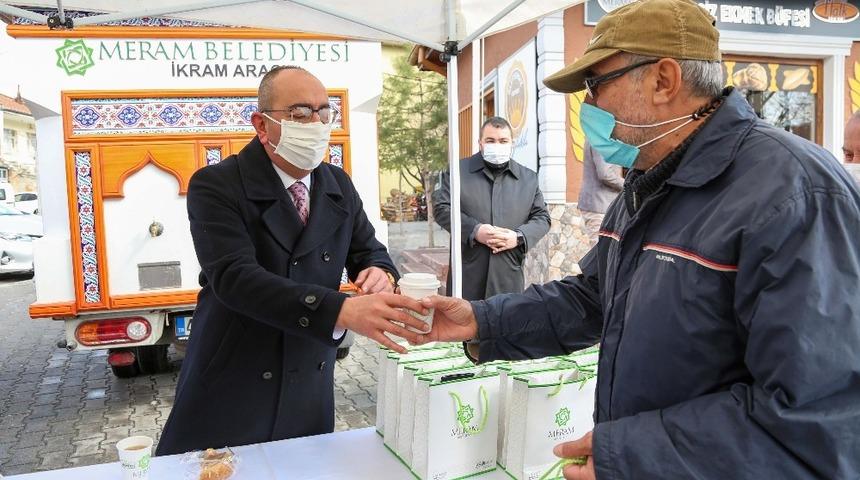 Meram&rsquo;da arpa ekmeği ve hoşaf dağıtıldı