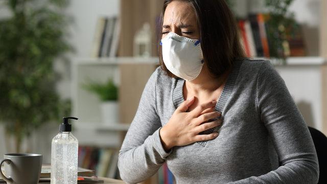Koronavirüs kalp damarlarında ani tıkanıklığa neden oluyor! Tedaviye rağmen göğüs ağrısı devam ediyorsa dikkat!