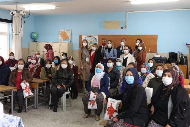 Akdeniz Belediyesinde kadınlara yönelik eğitim seminerleri sürüyor