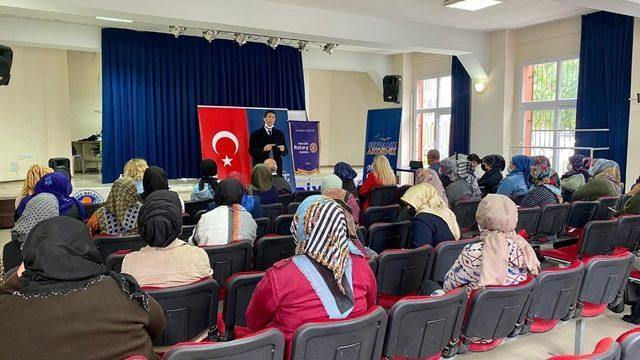 Akdeniz Belediyesinde kadınlara yönelik eğitim seminerleri sürüyor