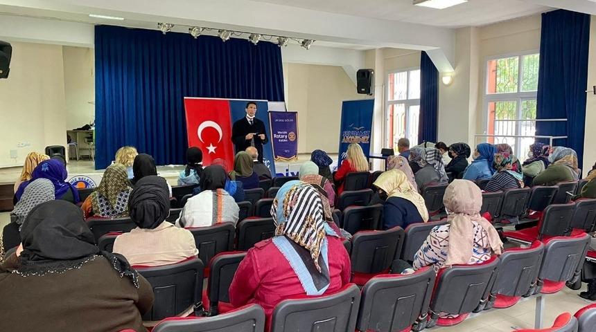 Akdeniz Belediyesinde kadınlara y&ouml;nelik eğitim seminerleri s&uuml;r&uuml;yor
