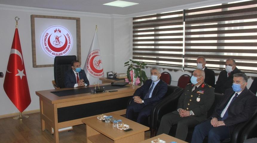 Vali Makas: &ldquo;Şehit aileleri bizim baş tacımızdır&rdquo;