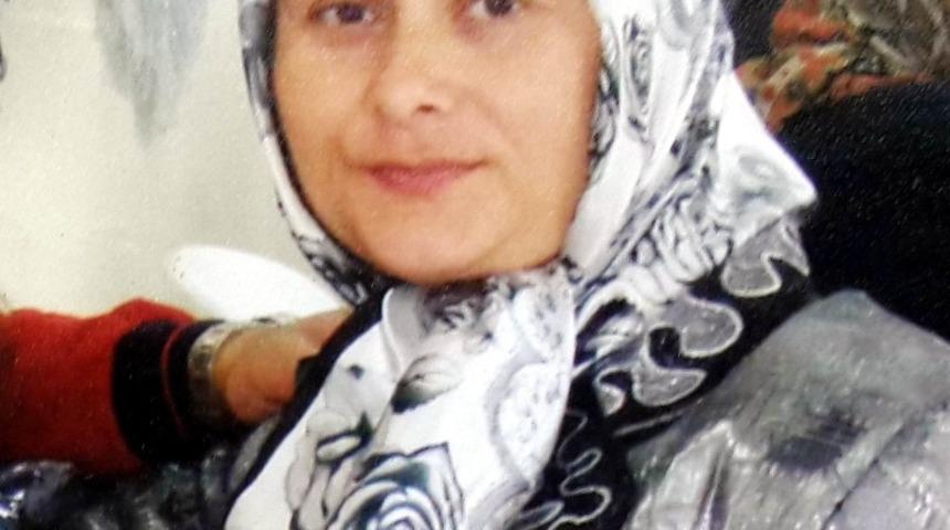 Kocasını bı&ccedil;aklayıp &ouml;l&uuml;m&uuml;ne sebep olan kadın yeniden yargılanınca yine 5 yıl 5 ay hapis cezasına &ccedil;arptırıldı