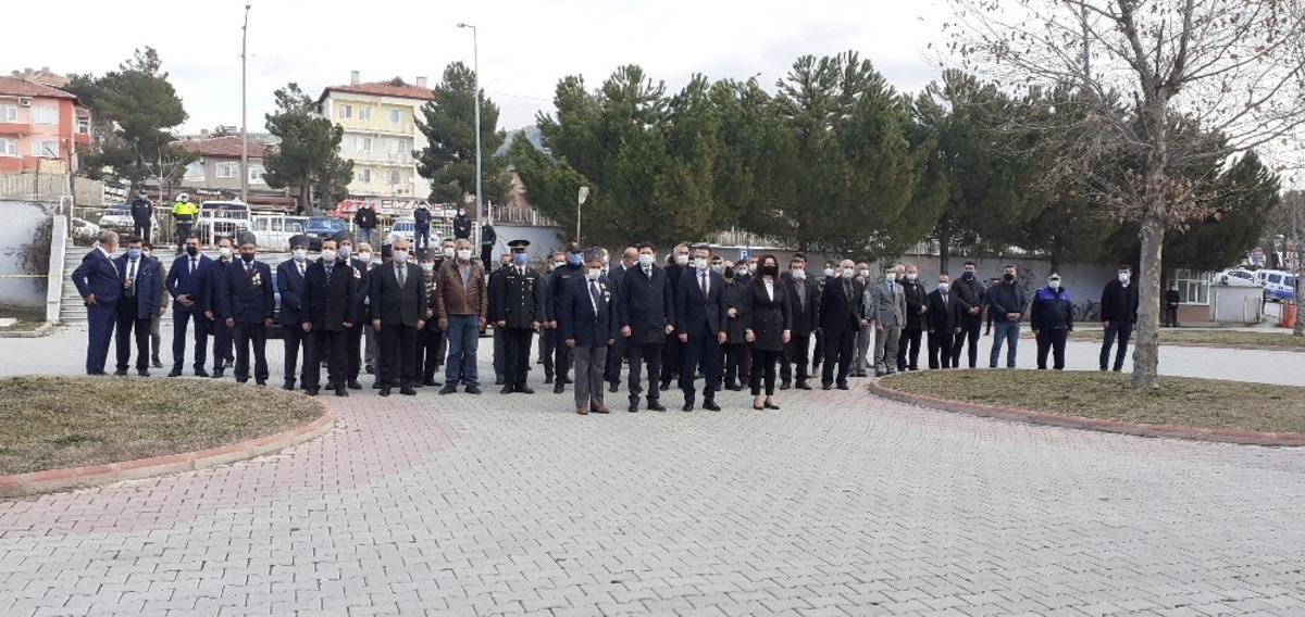 &Ccedil;anakkale Zaferi&rsquo;nin 106. yıl d&ouml;n&uuml;m&uuml; kutlandı, şehitler ziyaret edildi