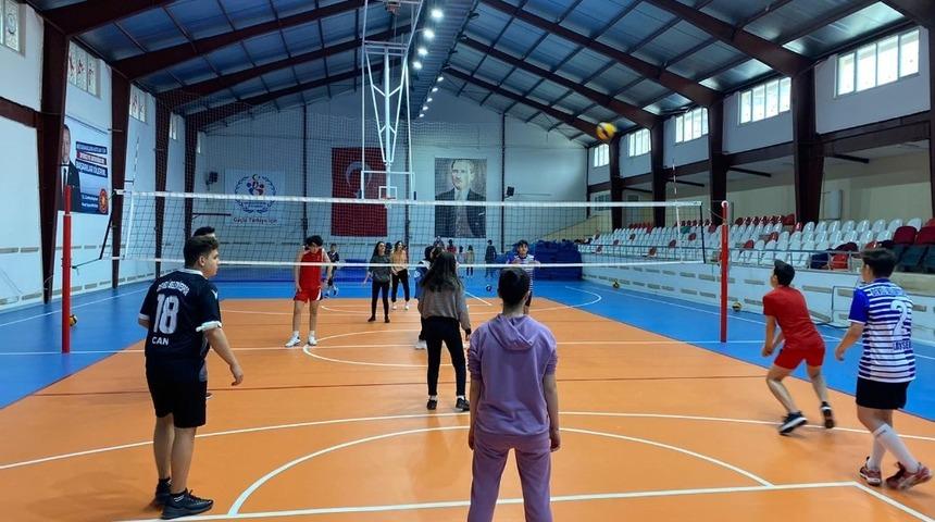 Develi&rsquo;de voleybol kurslarına ilgi b&uuml;y&uuml;k