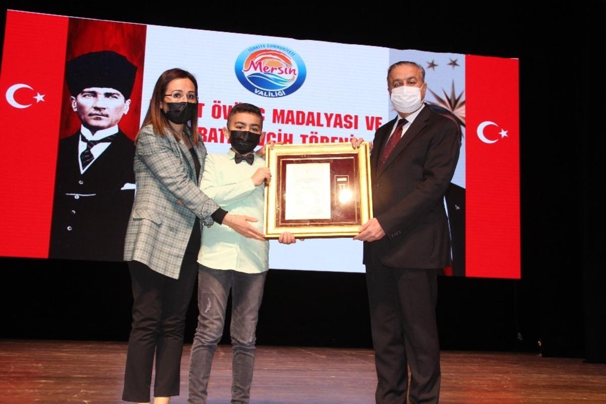 Mersin&rsquo;de 5 şehit ailesi ile 6 gaziye &lsquo;Devlet &Ouml;v&uuml;n&ccedil; Madalyası&rsquo; verildi