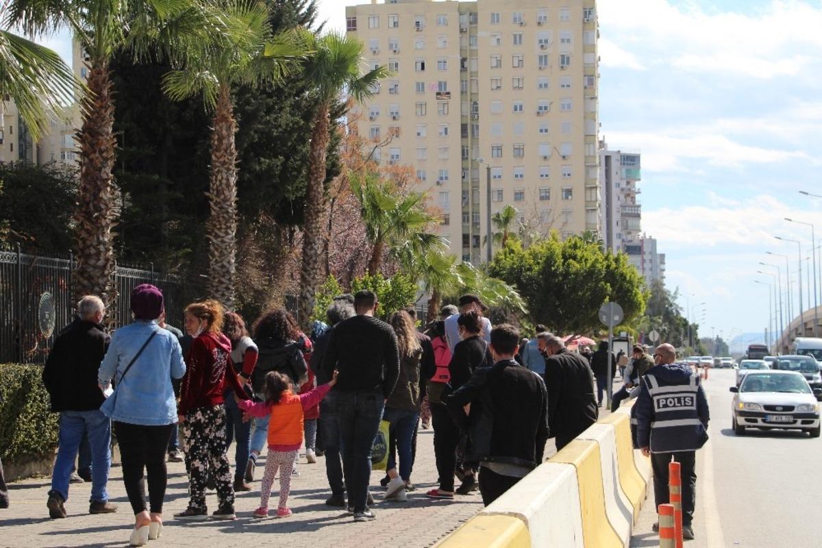 Dev uyuşturucu operasyonu sonrası adliye &ouml;n&uuml;nde pandemi ihlaline polis m&uuml;dahalesi