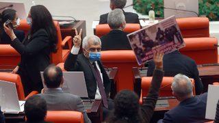 AK Partili Aydemir'den HDP'lilere tepki: Dağdaki teröristlerin attığı sloganları burada attılar