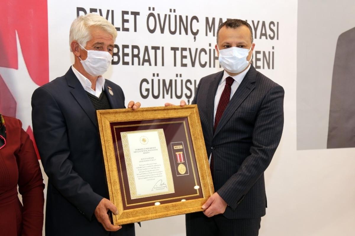G&uuml;m&uuml;şhane&rsquo;de Gazi Hasan Turgut&rsquo;a devlet &ouml;v&uuml;n&ccedil; madalyası verildi