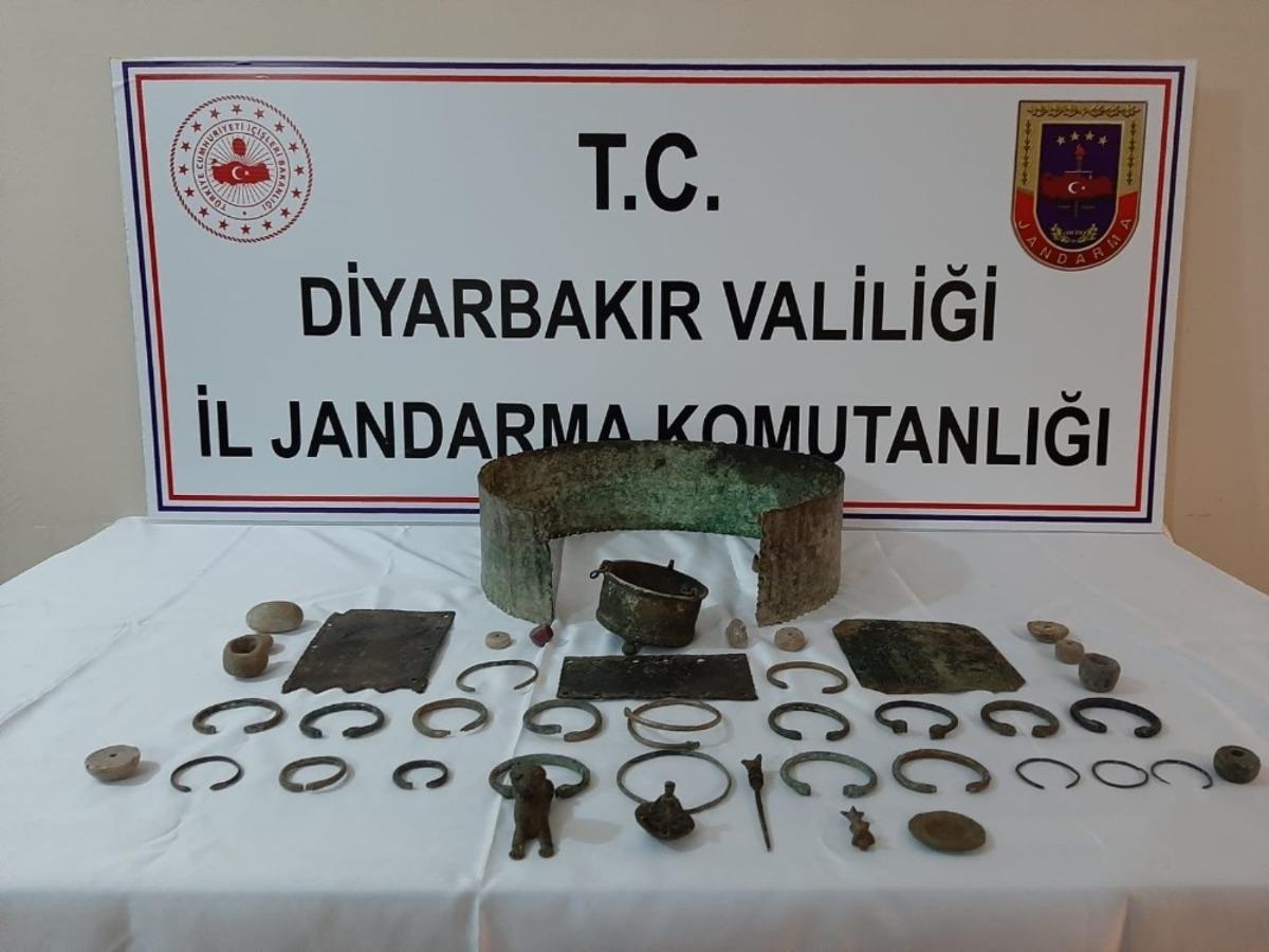 Diyarbakır&rsquo;da tarihi eser ka&ccedil;ak&ccedil;ılığı operasyonu: Urartu ve Rome d&ouml;nemlerine ait eserleri giysilerinin i&ccedil;ine saklamışlar