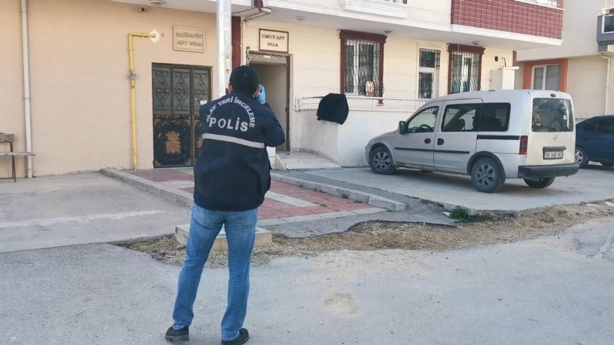 Karantinadaki mahalleye girdi, 37 yerinden bı&ccedil;akladı