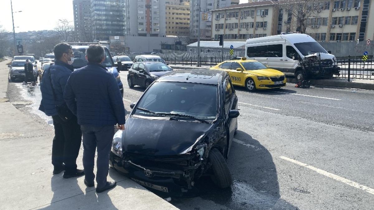 Şişli&rsquo;de polis minib&uuml;s&uuml; korkuluklara daldı