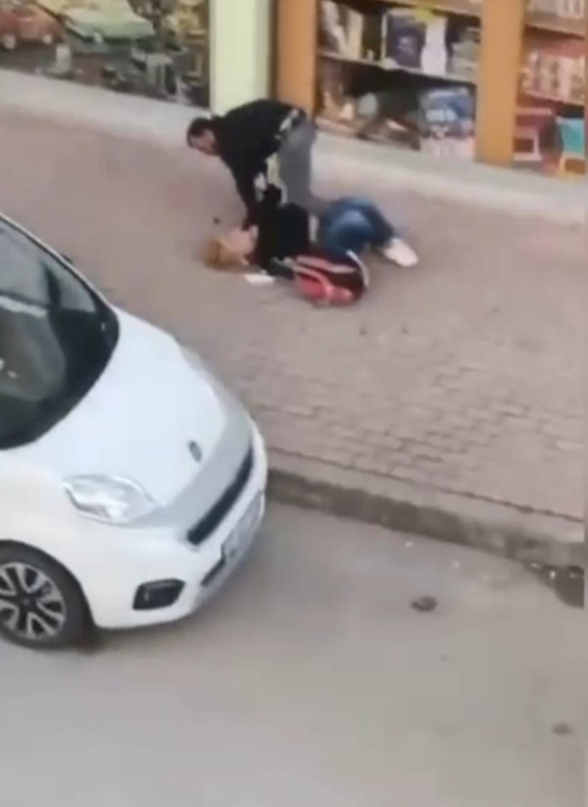 Sokak ortasında &ouml;ld&uuml;resiye dayağa tutuklama