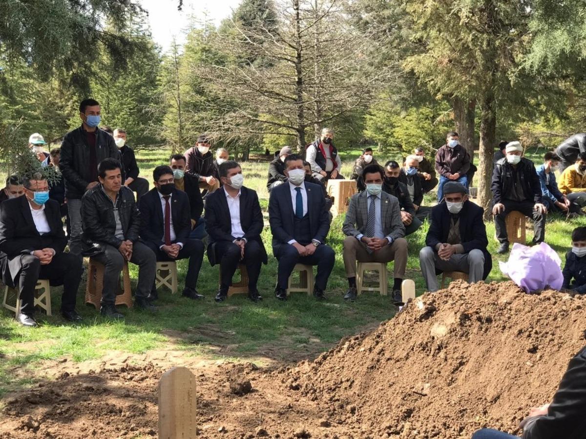 Burdur&rsquo;da bı&ccedil;aklanarak &ouml;ld&uuml;r&uuml;len Gizem&rsquo;in cenazesi toprağa verildi