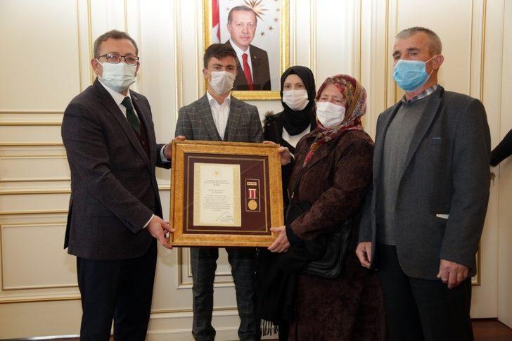 Şehit yakınları ve Gazilere Devlet Övünç Madalyası G2